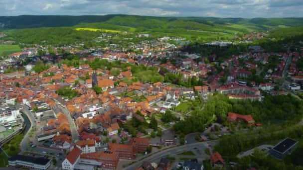 春の晴れた日にドイツの都市アルフェルトの空中風景 — ストック動画