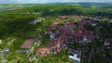 Baharın güneşli bir gününde Almanya 'daki Bad Gandersheim şehri havadan izleniyor..