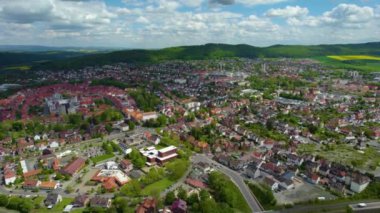 Baharın güneşli bir gününde Almanya 'daki Bad Gandersheim şehri havadan izleniyor..