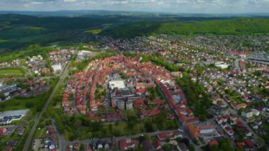 Baharda güneşli bir günde Almanya 'nın kuzeyindeki şehrin havadan görünüşü.