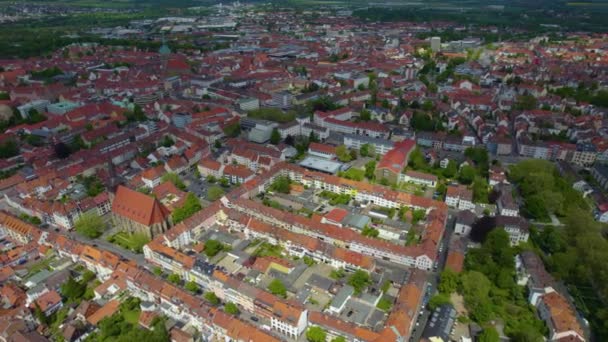 春天里阳光灿烂的德国城市希尔德海姆的空中景观 — 图库视频影像