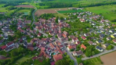 Almanya 'daki Diefenbach köyünün hava manzarası. Baharın güneşli sabahında.