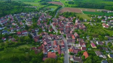 Almanya 'daki Diefenbach köyünün hava manzarası. Baharın güneşli sabahında.