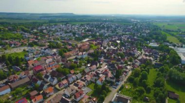 Almanya 'daki Gueglingen şehrinin havadan görüntüsü. Baharın güneşli sabahında.