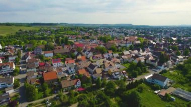 Almanya 'daki Gueglingen şehrinin havadan görüntüsü. Baharın güneşli sabahında.