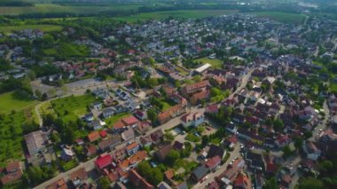 Almanya 'daki Gueglingen şehrinin havadan görüntüsü. Baharın güneşli sabahında.