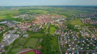 Almanya 'daki Brackenheim şehrinin hava görüntüsü. Baharın güneşli bir gününde.