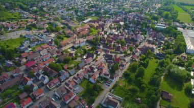 Almanya 'daki Gueglingen şehrinin havadan görüntüsü. Baharın güneşli sabahında.