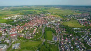 Almanya 'daki Brackenheim şehrinin hava görüntüsü. Baharın güneşli bir gününde.