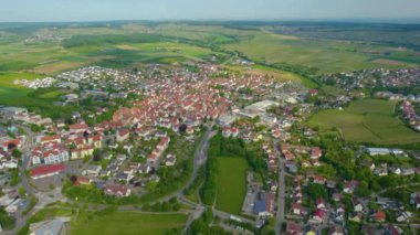 Almanya 'daki Brackenheim şehrinin hava görüntüsü. Baharın güneşli bir gününde.