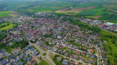 Meimsheim 'in Almanya' daki havadan görünüşü. Baharın güneşli bir gününde.