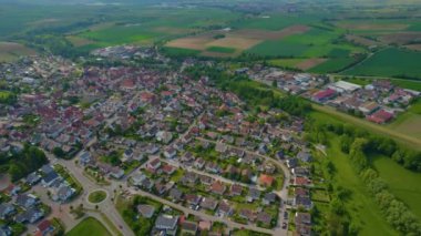 Meimsheim 'in Almanya' daki havadan görünüşü. Baharın güneşli bir gününde.
