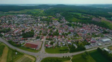 Almanya 'daki Untergruppenbach şehrinin hava görüntüsü. Baharın güneşli bir gününde.