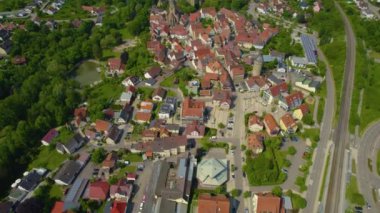 Almanya 'nın eski Neuenstein kasabasının havadan görünüşü. Baharın güneşli bir gününde.
