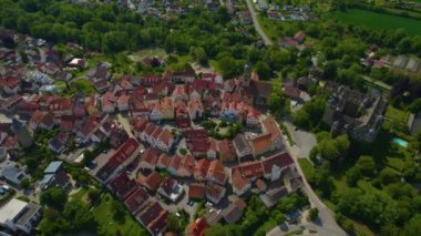Almanya 'nın eski Neuenstein kasabasının havadan görünüşü. Baharın güneşli bir gününde.