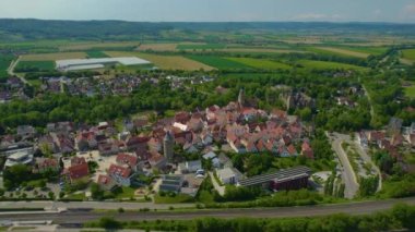 Almanya 'nın eski Neuenstein kasabasının havadan görünüşü. Baharın güneşli bir gününde.
