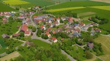Almanya 'daki Leuzendorf köyünün hava görüntüsü. Baharın güneşli sabahında.