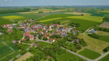 Almanya 'daki Leuzendorf köyünün hava görüntüsü. Baharın güneşli sabahında.