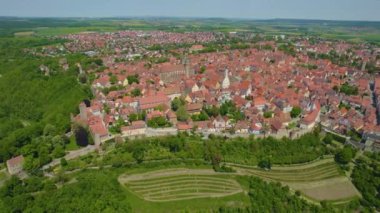 Almanya 'da Rothenburg ob der Tauber şehrinin hava manzarası güneşli bir bahar gününde Bavyera