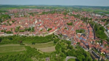 Almanya 'da Rothenburg ob der Tauber şehrinin hava manzarası güneşli bir bahar gününde Bavyera