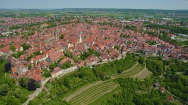 Almanya 'da Rothenburg ob der Tauber şehrinin hava manzarası güneşli bir bahar gününde Bavyera