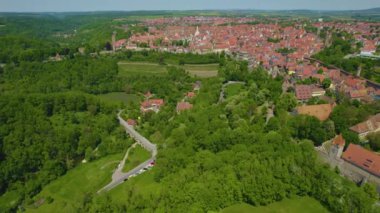 Almanya 'da Rothenburg ob der Tauber şehrinin hava manzarası güneşli bir bahar gününde Bavyera