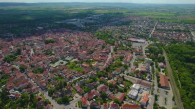 Almanya 'daki Bad Windsheim, güneşli bir bahar gününde Bavyera' nın havadan görünüşü