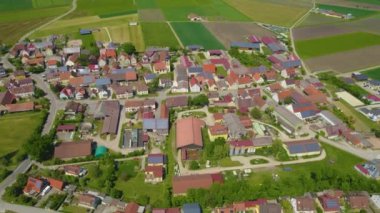 Almanya 'daki Leuzendorf köyünün hava görüntüsü. Baharın güneşli sabahında.