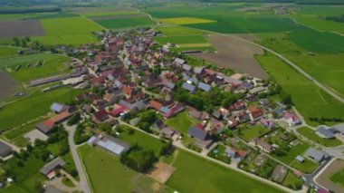 Almanya 'nın Bavyera şehrinin havadan görüntüsü. Baharın güneşli bir gününde.