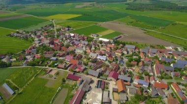 Almanya 'nın Bavyera şehrinin havadan görüntüsü. Baharın güneşli bir gününde.