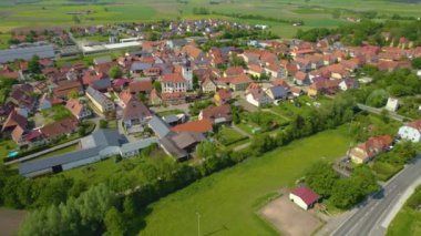 Almanya 'nın Bavyera şehrinin havadan görüntüsü. Baharın güneşli bir gününde.