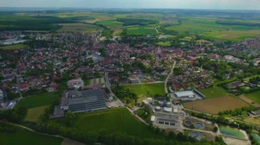 Almanya 'nın Bavyera şehrinin havadan görüntüsü. Baharın güneşli bir gününde.