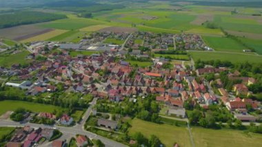 Almanya 'nın Bavyera şehrinin havadan görüntüsü. Baharın güneşli bir gününde.