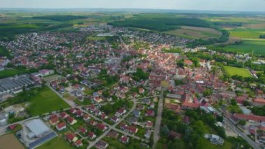 Almanya 'nın Bavyera şehrinin havadan görüntüsü. Baharın güneşli bir gününde.