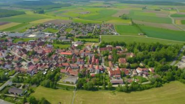 Almanya 'nın Bavyera şehrinin havadan görüntüsü. Baharın güneşli bir gününde.