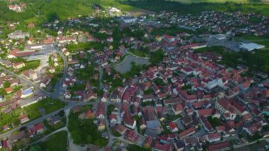 Almanya 'daki Scheinfeld şehrinin havadan görünüşü, güneşli bir bahar gününde Bavyera