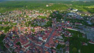 Almanya 'daki Scheinfeld şehrinin havadan görünüşü, güneşli bir bahar gününde Bavyera