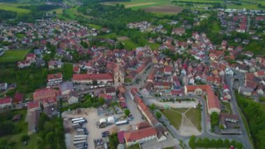 Almanya 'daki Wilhermsdorf şehrinin havadan görünüşü, güneşli bir bahar gününde Bavyera