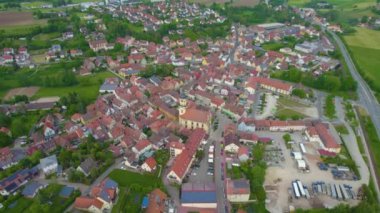Almanya 'daki Wilhermsdorf şehrinin havadan görünüşü, güneşli bir bahar gününde Bavyera