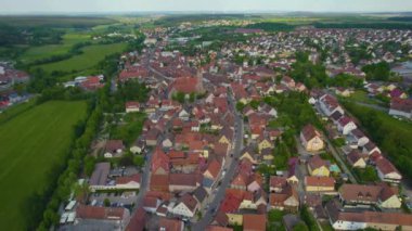 Almanya 'daki Langenzenn şehrinin havadan görünüşü, güneşli bir bahar gününde Bavyera