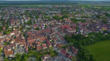 Almanya 'daki Langenzenn şehrinin havadan görünüşü, güneşli bir bahar gününde Bavyera