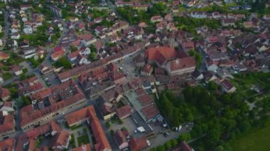 Almanya 'daki Langenzenn şehrinin havadan görünüşü, güneşli bir bahar gününde Bavyera