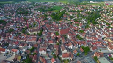 Almanya 'daki Herzogenaurach şehrinin havadan görünüşü, güneşli bir bahar gününde Bavyera
