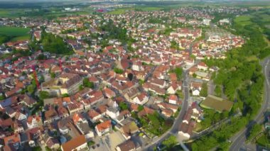 Almanya 'daki Herzogenaurach şehrinin havadan görünüşü, güneşli bir bahar gününde Bavyera