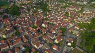Almanya 'daki Herzogenaurach şehrinin havadan görünüşü, güneşli bir bahar gününde Bavyera
