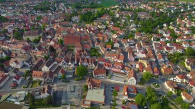 Almanya 'daki Herzogenaurach şehrinin havadan görünüşü, güneşli bir bahar gününde Bavyera