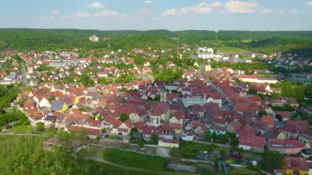 Almanya Daki Scheinfeld Şehrinin Havadan Görünüşü Güneşli Bir Bahar Gününde — Stok video