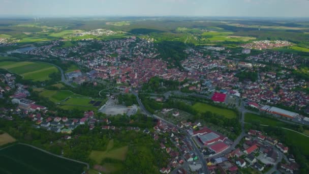在阳光明媚的春天 德国巴伐利亚 纽施塔尔市的鸟瞰全城 — 图库视频影像