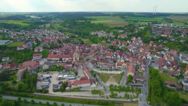 晴れた春の日にバイエルン州ドイツの都市Wilhermsdorfの空中ビュー — ストック動画