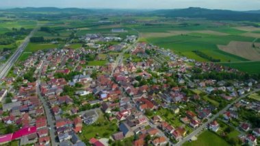 Almanya 'nın Bavyera şehrinin havadan görüntüsü. Baharın güneşli bir gününde.